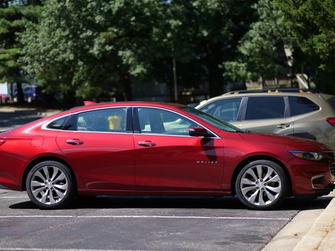 Used 2018 Chevrolet Malibu Premier w/ Premier Sun and Wheel Package FWD image 1