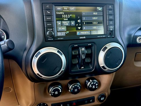 Used 2015 Jeep Wrangler Unlimited Rubicon w/ Connectivity Group AWD/4WD image 5