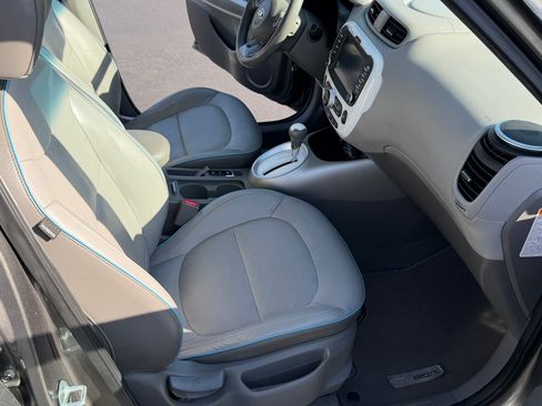 Used 2016 Kia Soul EV + FWD image 19