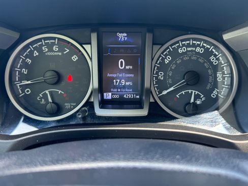 Used 2019 Toyota Tacoma SR5 AWD/4WD image 12