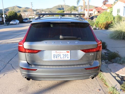 Used 2021 Volvo V60 T5 Momentum w/ Premium Package image 8