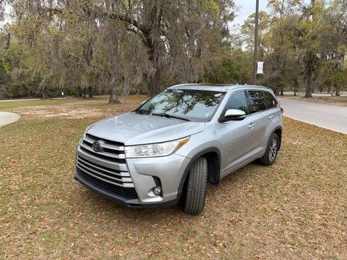 Used 2017 Toyota Highlander XLE image 6