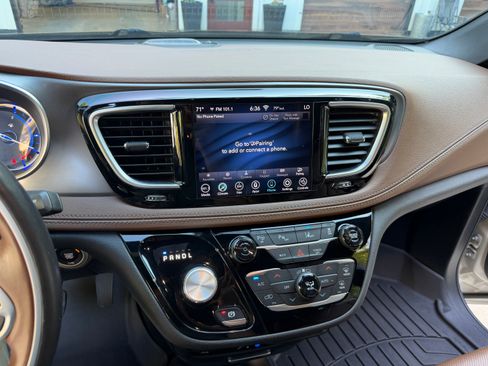 Used 2020 Chrysler Pacifica Limited w/ Advanced Safetytec Group FWD image 14
