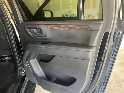 Used 2023 Chevrolet Suburban LT RWD image 18