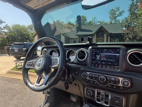 Used 2018 Jeep Wrangler Unlimited Sahara AWD/4WD image 9