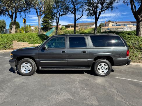 Used 2005 Chevrolet Suburban LT w/ Preferred Equipment Group image 2