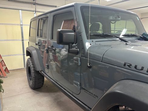 Used 2015 Jeep Wrangler Unlimited Rubicon w/ Connectivity Group AWD/4WD image 6