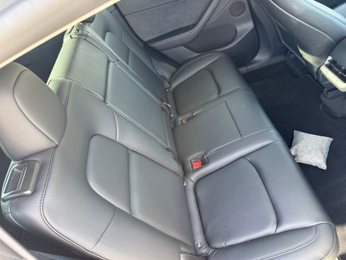 Used 2022 Tesla Model Y Long Range image 22