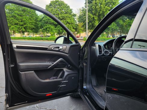 Used 2012 Porsche Cayenne Sport Utility 4D w/ Convenience Pkg image 23