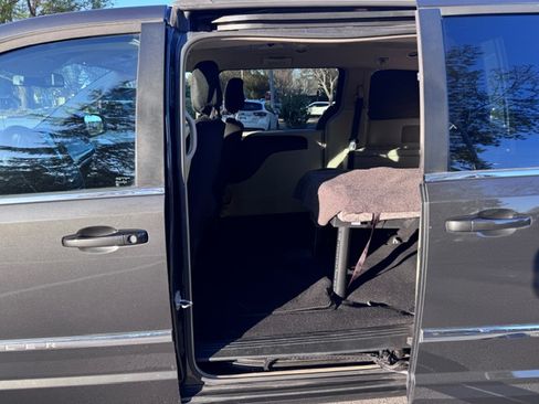 Used 2012 Chrysler Town & Country Touring image 10