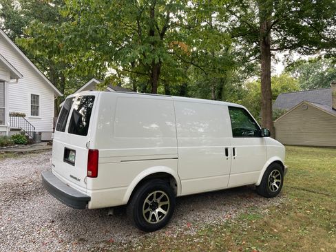 Used 2005 Chevrolet Astro RWD image 3