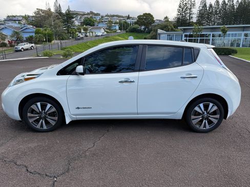 Used 2017 Nissan Leaf SV w/ Protection Package FWD image 8