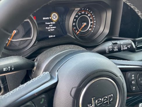 Used 2025 Jeep Wrangler Unlimited Rubicon image 4