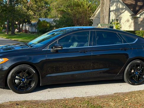 Used 2019 Ford Fusion SE w/ Equipment Group 151A image 2
