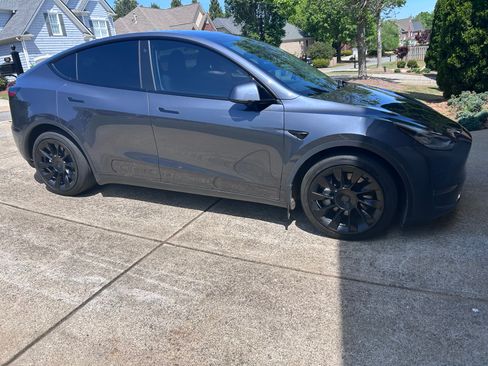Used 2022 Tesla Model Y Long Range image 2