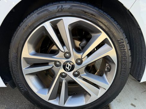 Used 2017 Hyundai Elantra Limited image 15