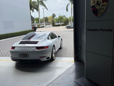 Used 2018 Porsche 911 Carrera image 4
