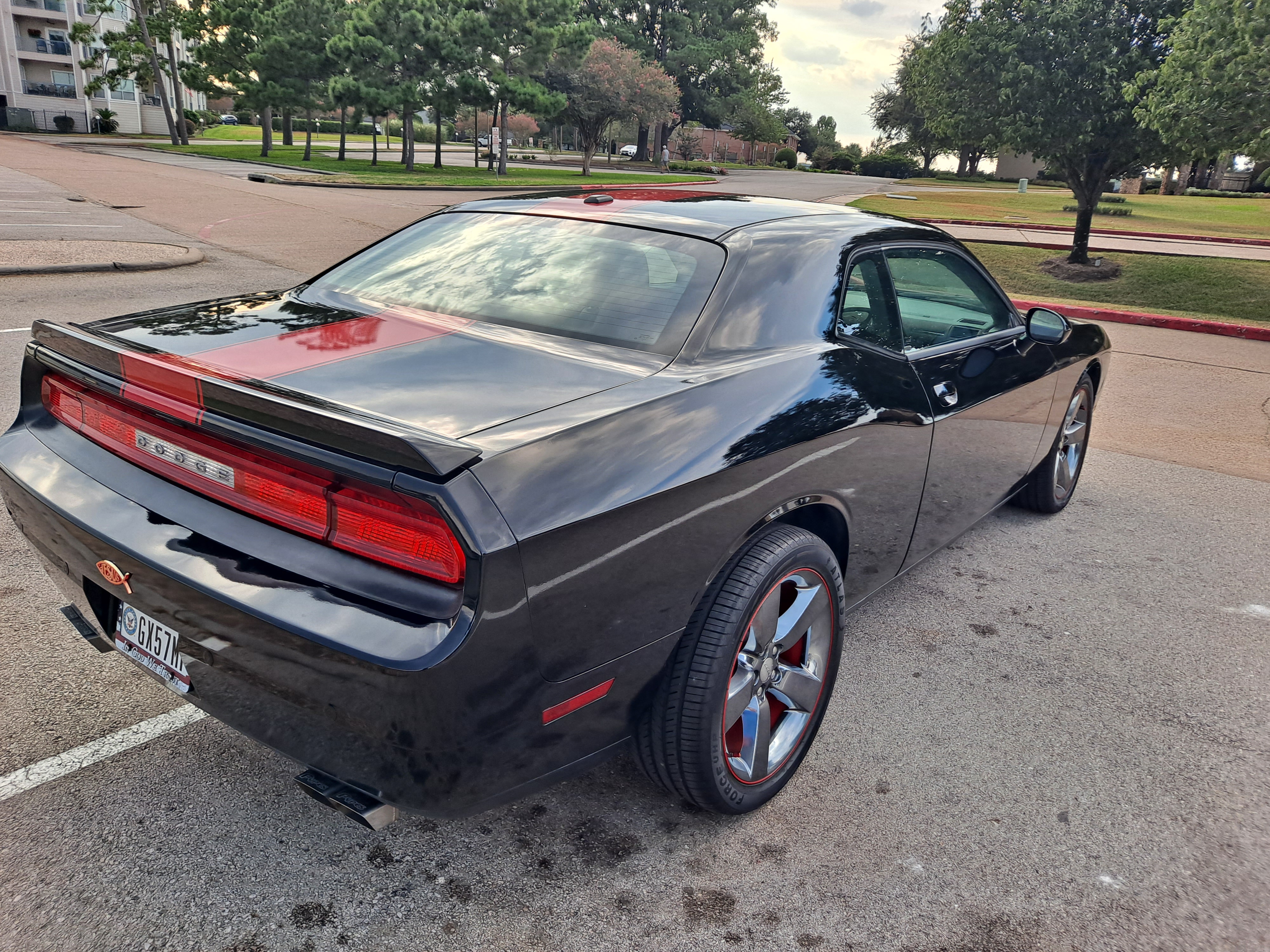 Used 2013 Dodge Challenger SXT RWD image 2
