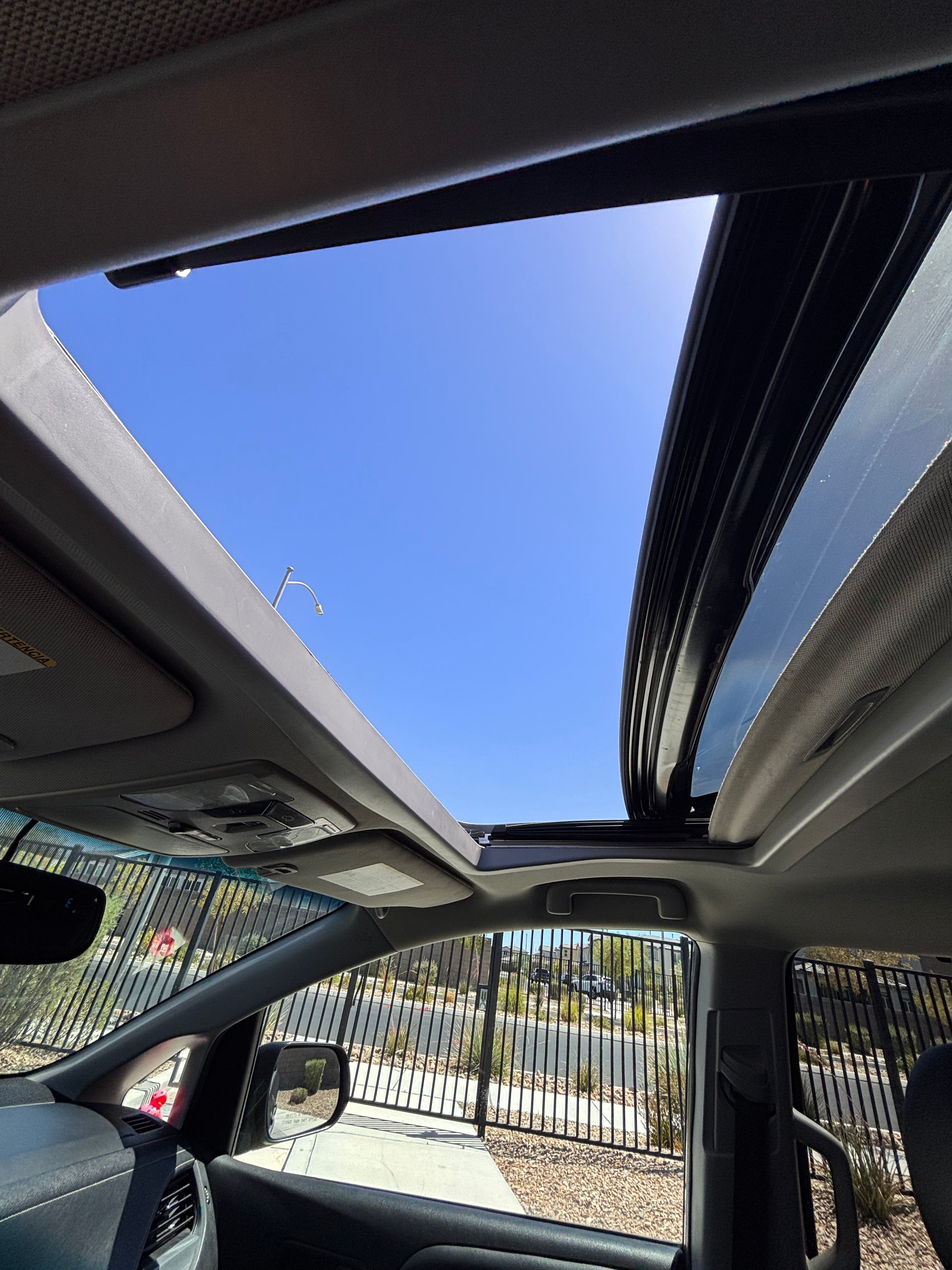 Used 2015 Toyota Sienna SE w/ SE Preferred Package FWD image 11