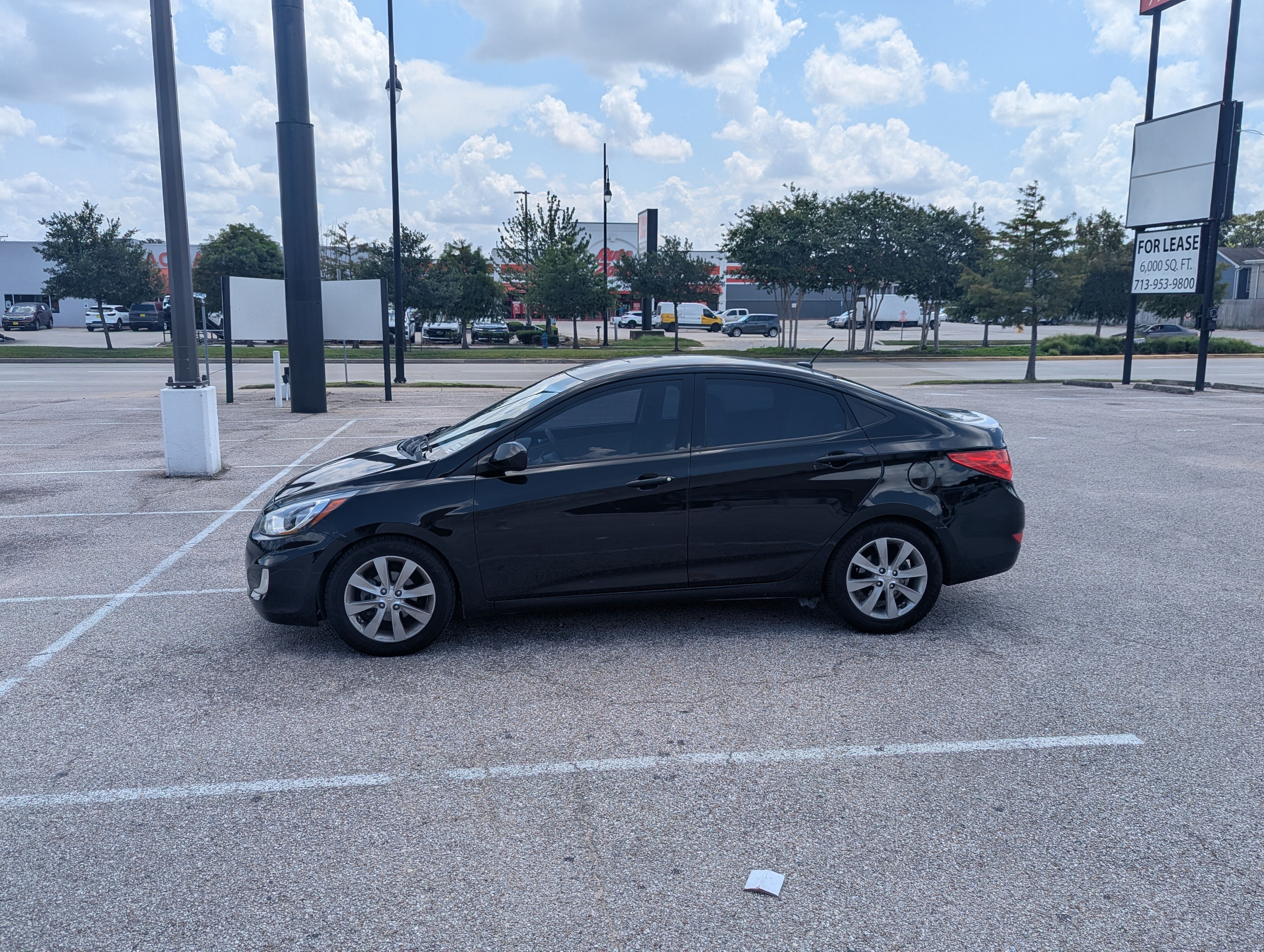 Used 2013 Hyundai Accent GLS w/ Premium Pkg FWD image 1
