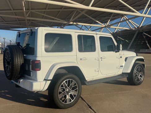 Used 2022 Jeep Wrangler Unlimited Sahara image 2