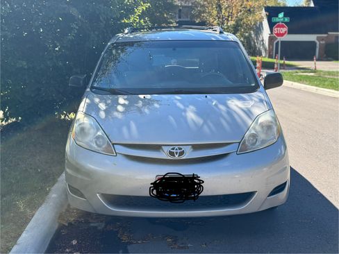 Used 2010 Toyota Sienna LE image 4