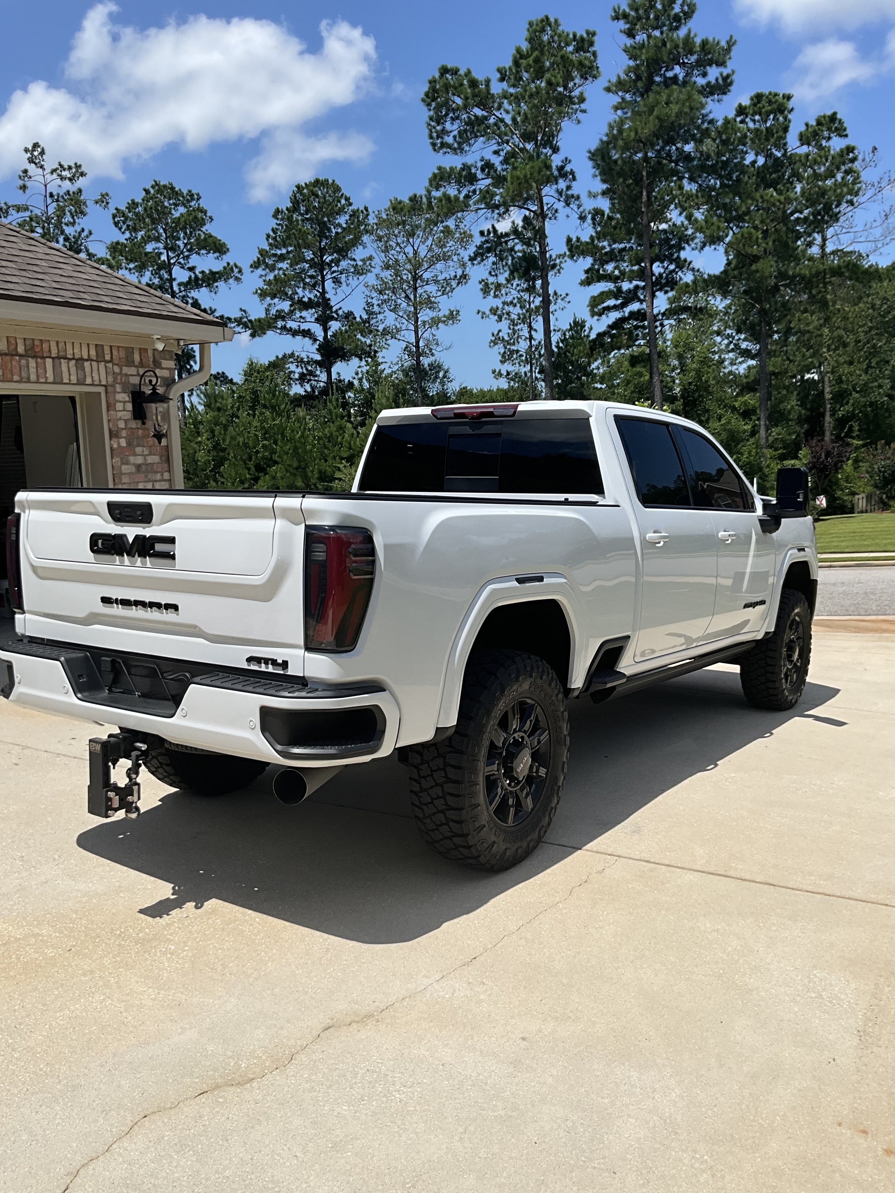 Used 2025 GMC Sierra 2500 AT4 w/ AT4 Premium Plus Package AWD/4WD image 5
