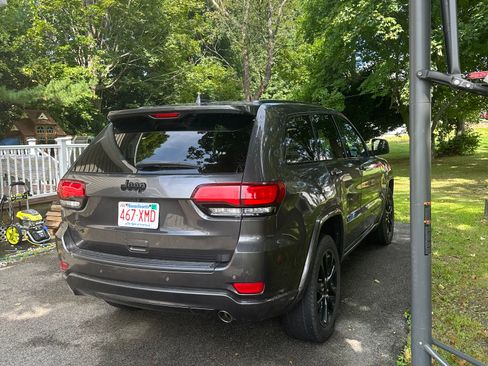 Used 2020 Jeep Grand Cherokee Altitude image 2
