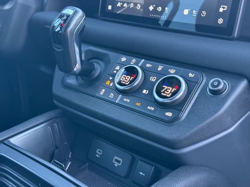 Used 2021 Land Rover Defender 110 X-Dynamic SE AWD/4WD image 11