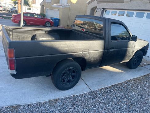Used 1993 Nissan Pickup 2WD Regular Cab image 9