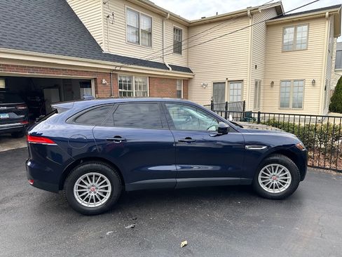 Used 2017 Jaguar F-PACE image 4