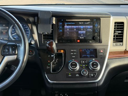 Used 2017 Toyota Sienna Limited Premium image 13