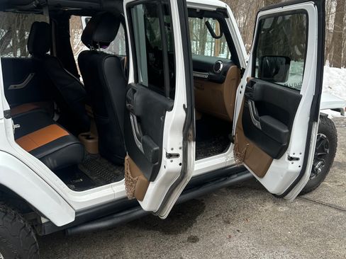 Used 2012 Jeep Wrangler Unlimited Rubicon w/ Connectivity Group image 19