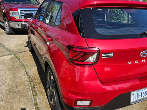 Used 2022 Hyundai Venue Limited w/ Cargo Package image 8