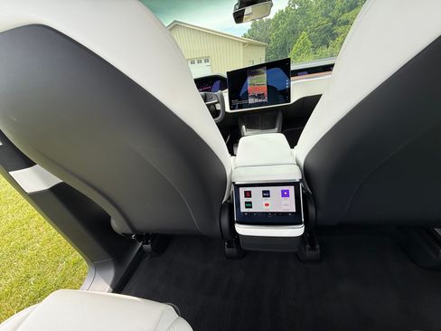 Used 2023 Tesla Model X AWD/4WD image 9