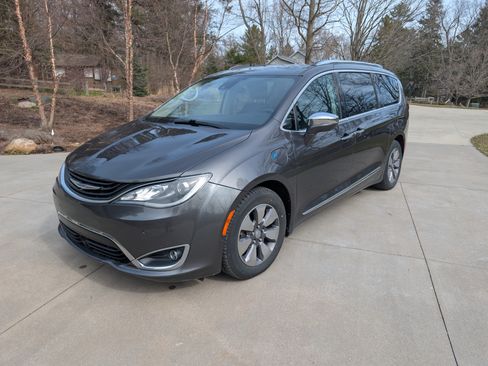 Used 2018 Chrysler Pacifica Limited w/ Advanced Safetytec Group image 1
