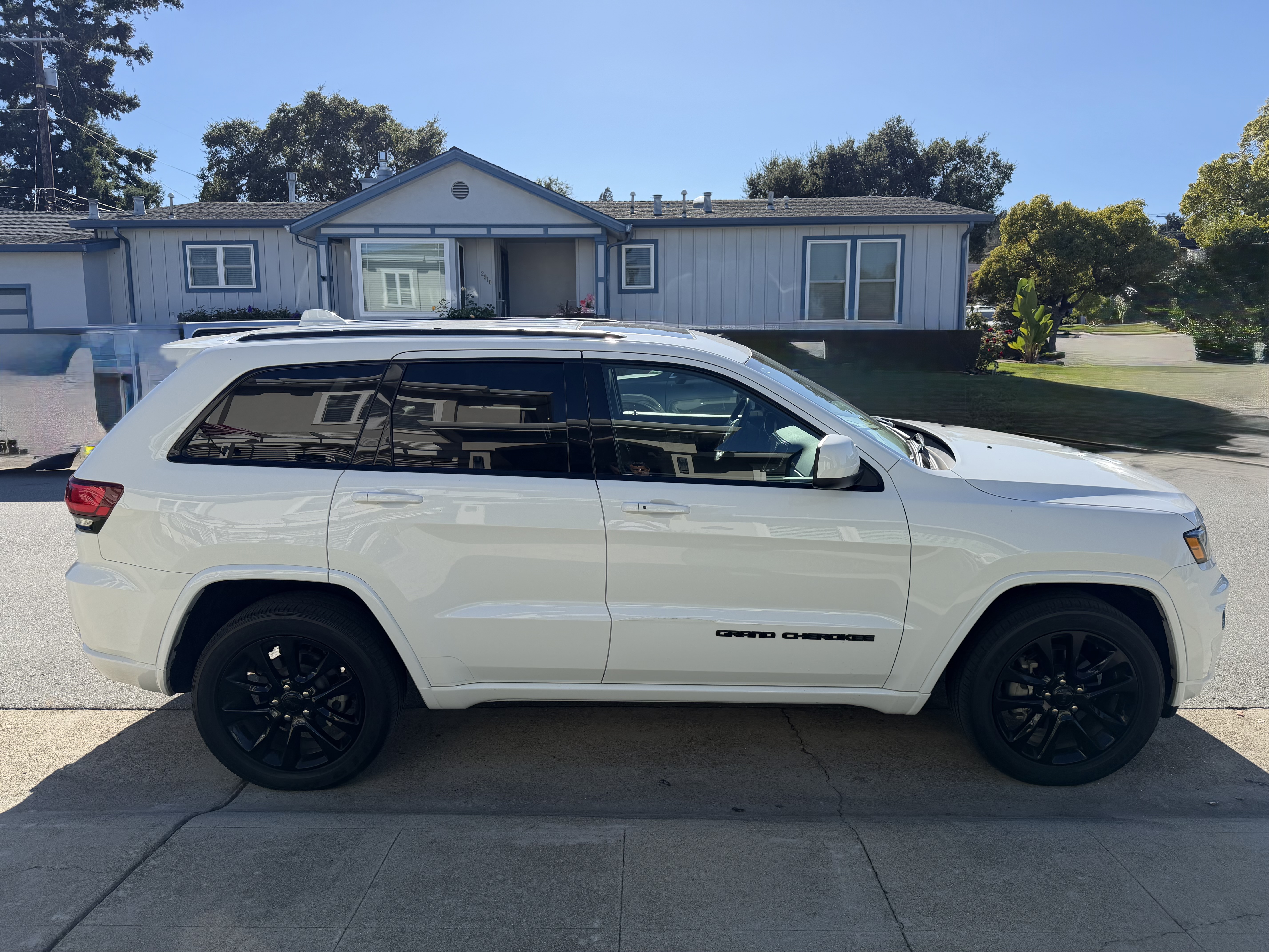 Used 2020 Jeep Grand Cherokee Altitude AWD/4WD image 1