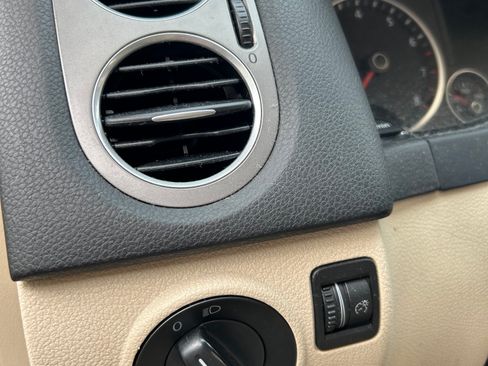 Used 2009 Volkswagen Tiguan SE image 24