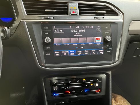 Used 2022 Volkswagen Tiguan SE image 11