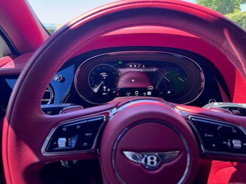 Used 2021 Bentley Bentayga image 25