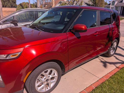 Used 2020 Kia Soul S image 2