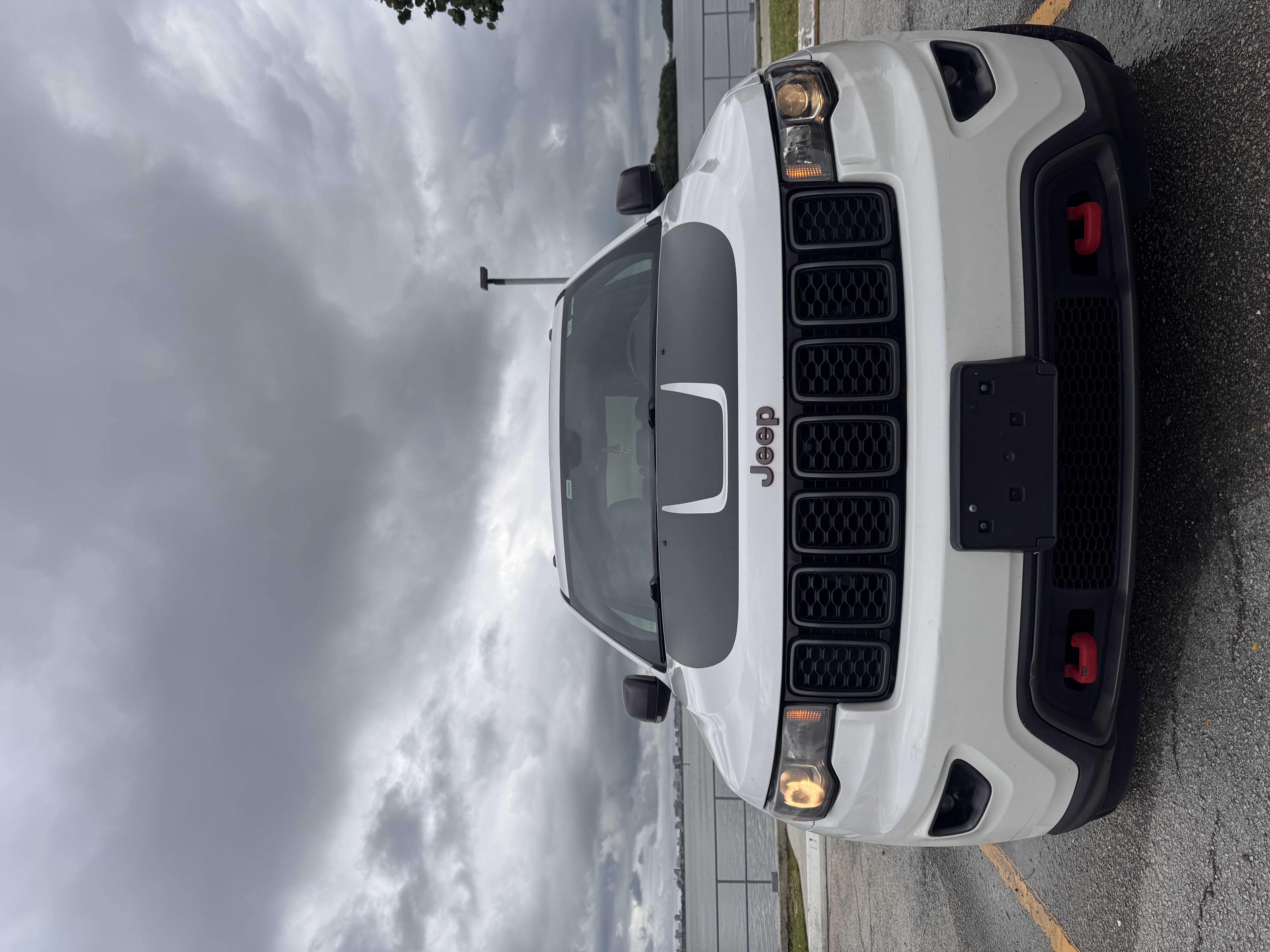 Used 2019 Jeep Grand Cherokee Trailhawk AWD/4WD image 2