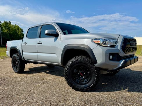 Used 2018 Toyota Tacoma TRD Off-Road w/ Technology Package AWD/4WD image 2