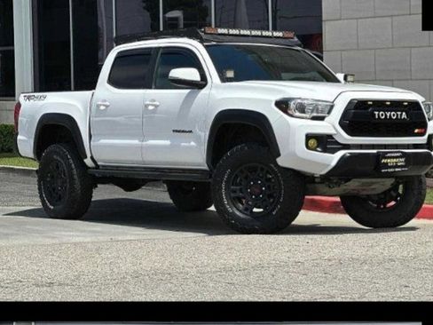 Used 2017 Toyota Tacoma TRD Off-Road w/ Tow Package (A/T) image 5