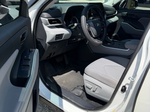 Used 2022 Toyota Highlander LE image 6
