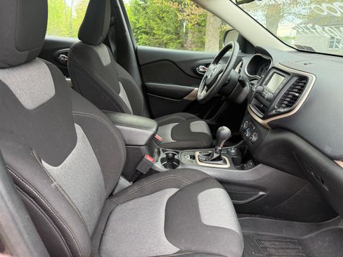 Used 2017 Jeep Cherokee Sport AWD/4WD image 15
