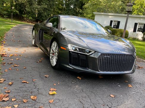 Used 2017 Audi R8 V10 w/ Carbon Exterior Package AWD/4WD image 4