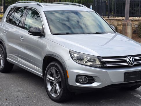 Used 2017 Volkswagen Tiguan Sport image 2