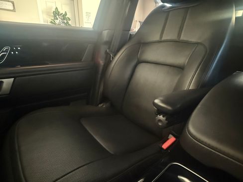 Used 2019 Land Rover Range Rover HSE image 11