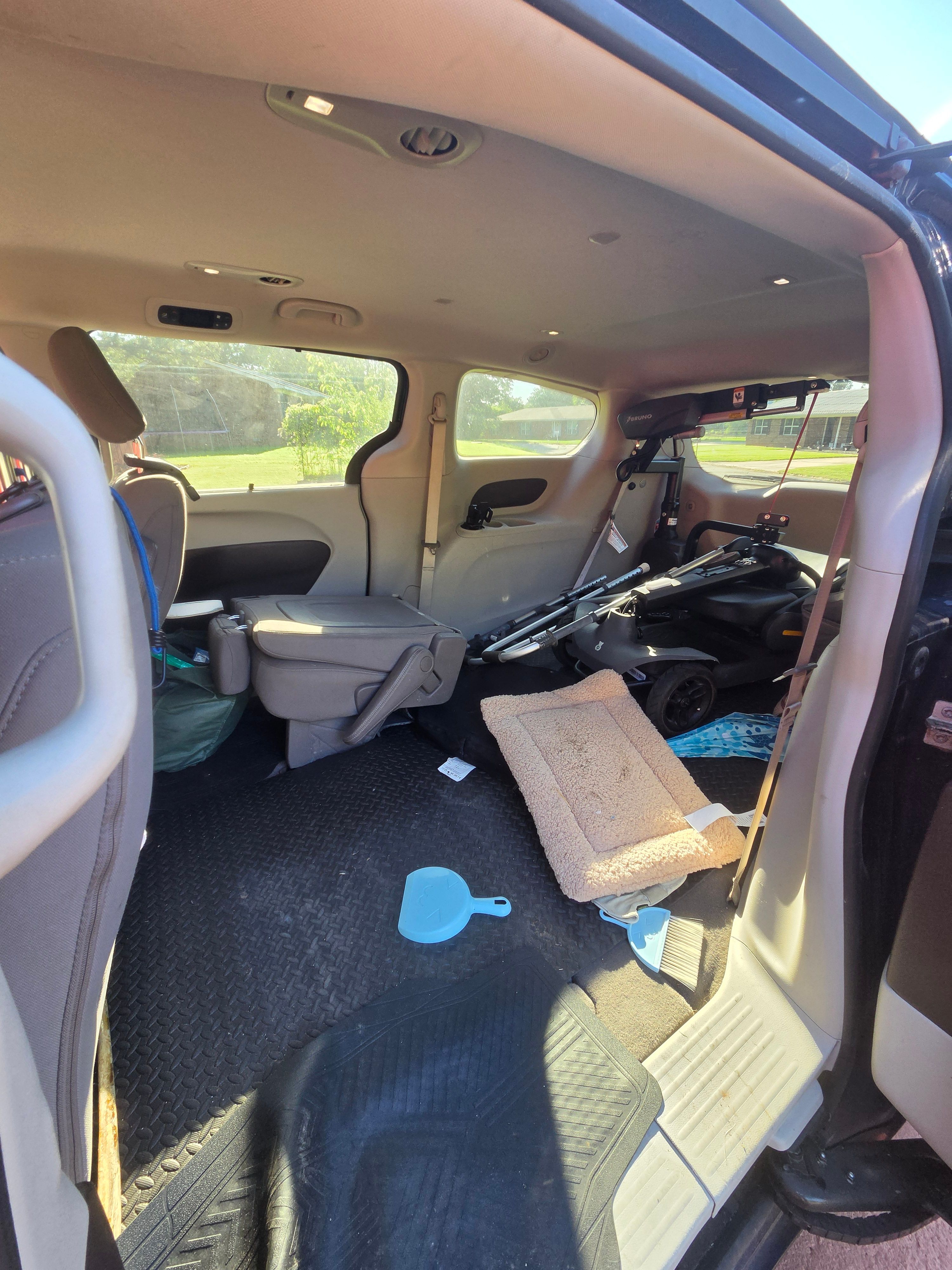 Used 2020 Chrysler Pacifica Touring w/ Advanced Safetytec Group FWD image 9